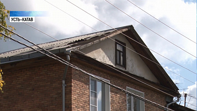 Ураган сорвал крыши с домов в Усть-Катаве