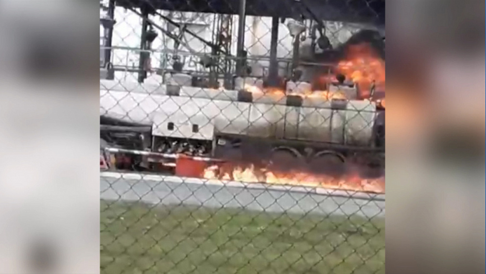 На нефтебазе вспыхнули два бензовоза