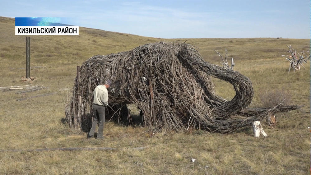 Художник построил необычный парк возле дороги