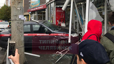 В остановку на перекрестке улиц Чичерина и 250 лет Челябинска выехал автомобиль