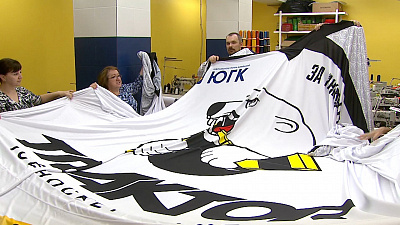 Идут на рекорд: в «Тракторе» сшили самую большую в России майку