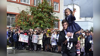 Ученики долгодеревенской школы устроили митинг