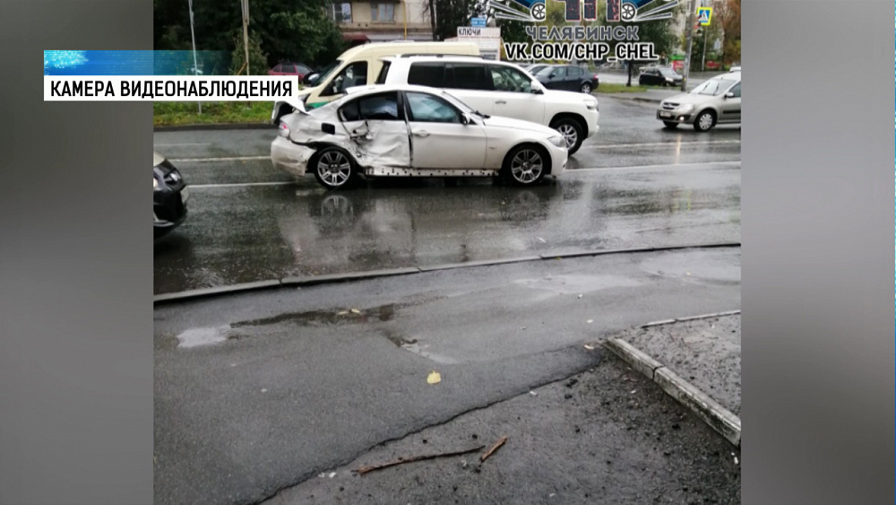 На пешеходнике в Челябинске сбили девушку