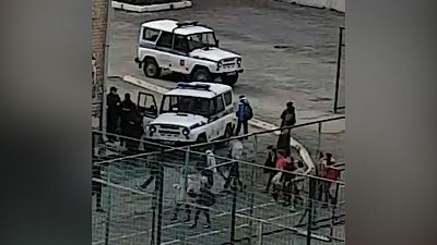 Труп мужчины обнаружили во дворе школы. Видео с места событий