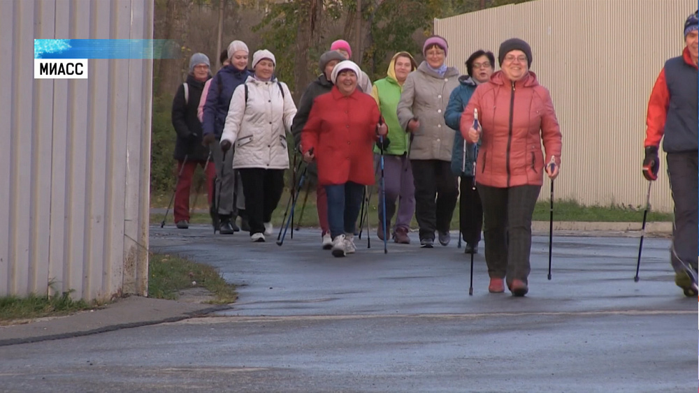 В Миассе занимается группа по скандинавской ходьбе