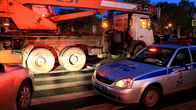 14-летняя девочка попала под автокран