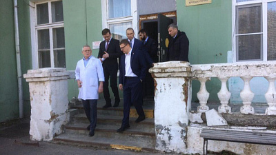 Облезлое крыльцо и длинная очередь встретили Алексея Текслера в больнице Еманжелинска