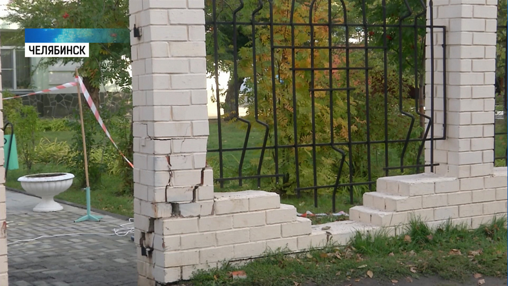 Иномарка въехала в пешехода и протаранила забор школы