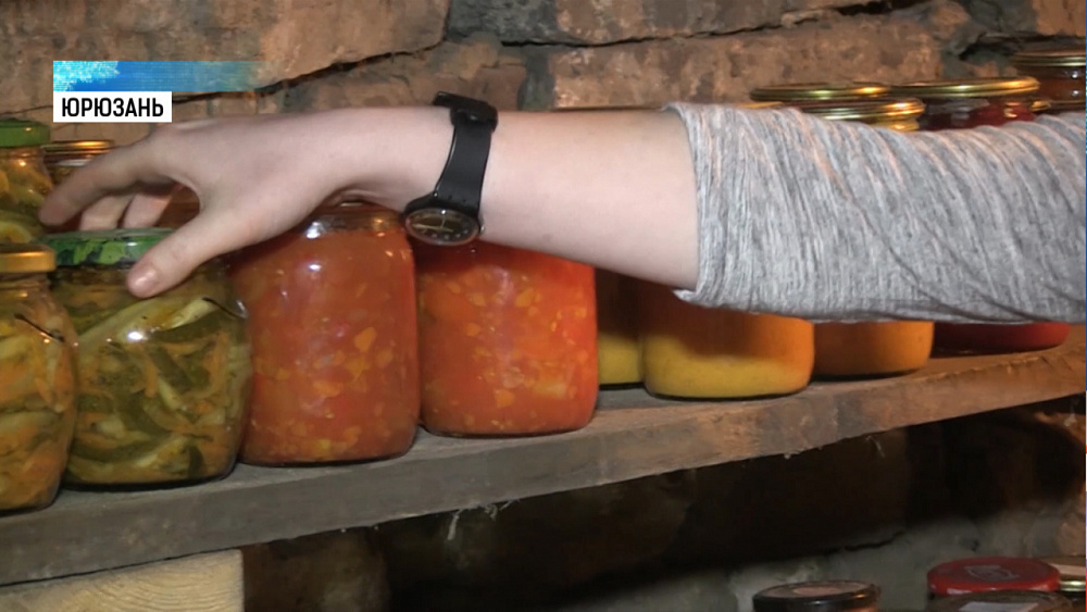 Молодая мама продает варенье, чтобы накопить на дом