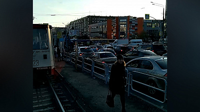 Дорожный коллапс на перекрестке улиц Чичерина и проспекта Победы