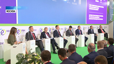 Алексей Текслер работает на энергофоруме в Москве