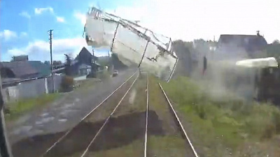 В Магнитогорске трамвай сбил летающую теплицу