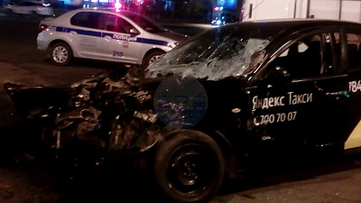 Момент столкновения фуры и Яндекс.Такси попал на видео