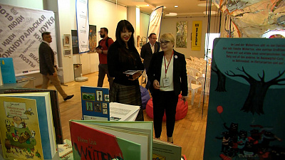 Ирина Текслер купила книгу для сына на Южноуральской книжной ярмарке