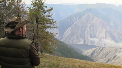 Владимир Путин гуляет по сибирской тайге: смотрим видео