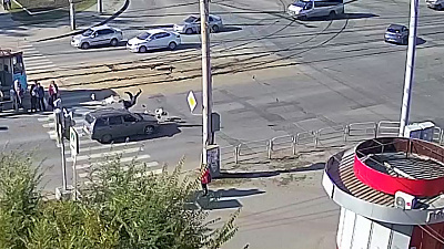 «Лада» на полном ходу сбила пенсионера. Видео 18+