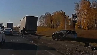 Фура в кювете: видео последствий лобового столкновения возле села Миасское