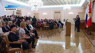 Алексей Текслер наградил лучших педагогов области