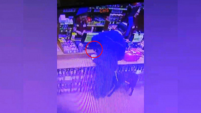 Взял, что плохо лежит: мужчина украл с прилавка телефон