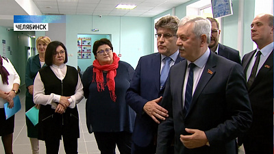 Владимир Мякуш посетил новую поликлинику на ЧМЗ