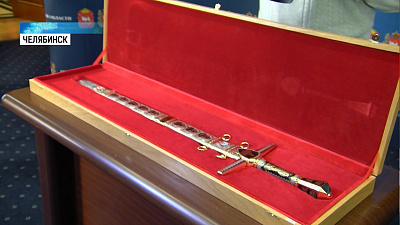 Главе региона представили мечи, выкованные в Златоусте