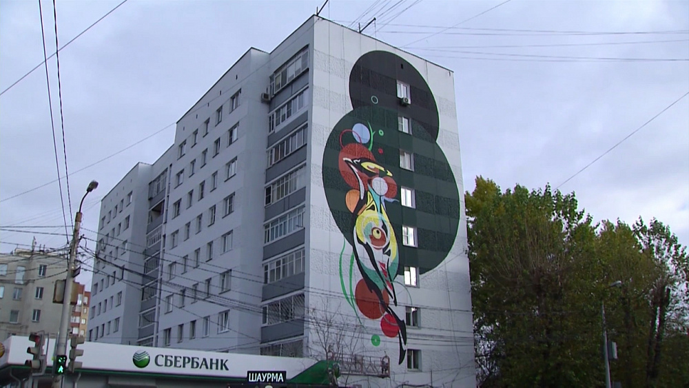 Фасады трёх домов в Челябинске украсили новые граффити