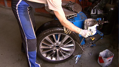 Летнюю на зимнюю. Стартовал сезон замены автопокрышек