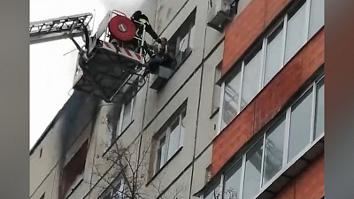 Шагнула из окна в руки пожарного