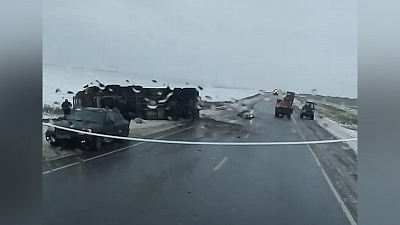 Грузовик поскользнулся и лёг на бок