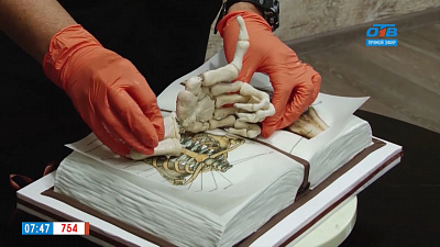 Врач украшает торты