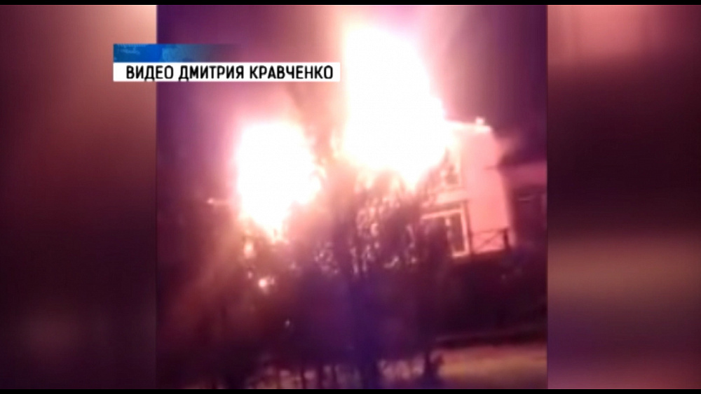 Под Миассом загорелся деревянный коттедж