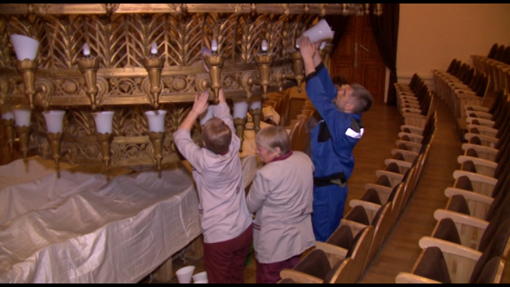 Люстра ДК Автомобилестроителей спустилась в зал