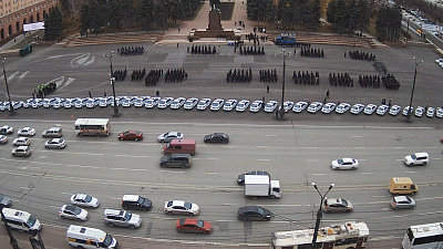 200 автомобилей припарковались на площади Революции