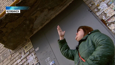 В Ленинском районе рушится козырёк подъезда