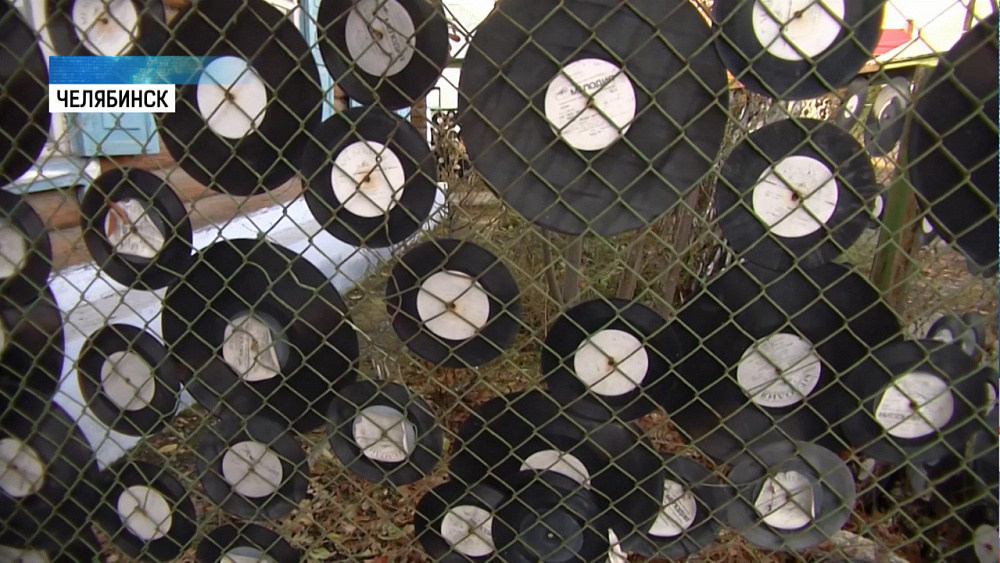 В Челябинске обнаружили забор из виниловых пластинок