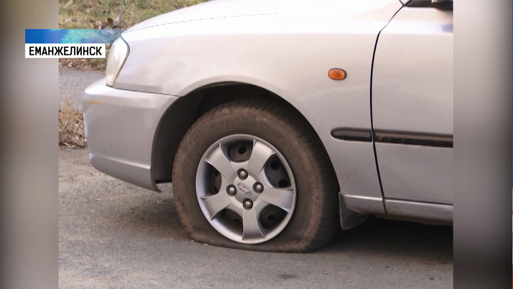 Неизвестные порезали колеса 80-ти машин