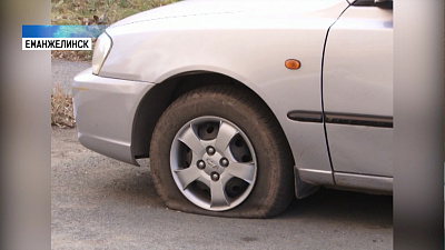 Неизвестные порезали колеса 80-ти машин