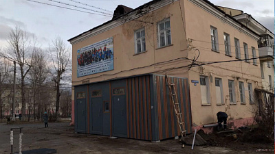 Туалет раздора. Общественная уборная мешает хоккеистам