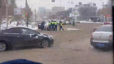 Сотрудники ГИБДД вручную «эвакуируют» машины с места ДТП