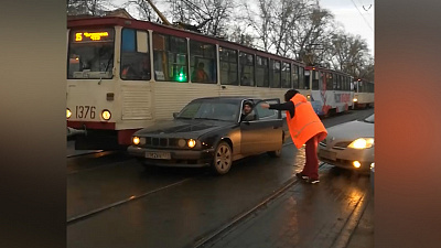 Вагоновожатый «рулит» на перекрестке Горького — Салютная