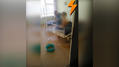 Беспомощной пациентке вытирают лицо грязной тряпкой