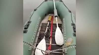 Спасатели прокатили утёнка на надувной лодке