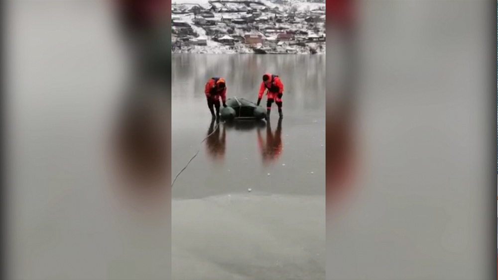 Усть-Катавские спасатели вызволили утку изо льда