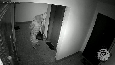 Бабушка производит таинственный ритуал перед соседской дверью