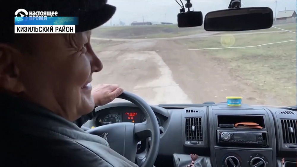 Житель Гранитного помогает селянам добраться до города