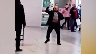 Пытался покалечить себя разбитой бутылкой