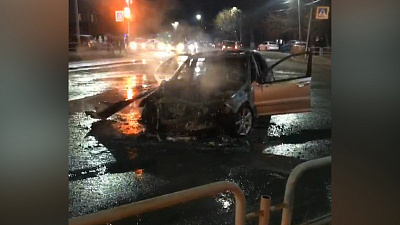 «Мерседес» протаранил 20 машин и сгорел