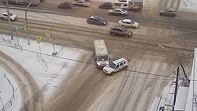 Рено «Дастер» бросился под колеса маршрутного такси