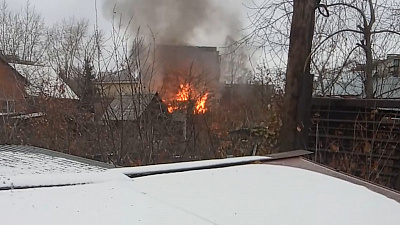 Пожар на улице Литейной: огонь угрожает соседним постройкам