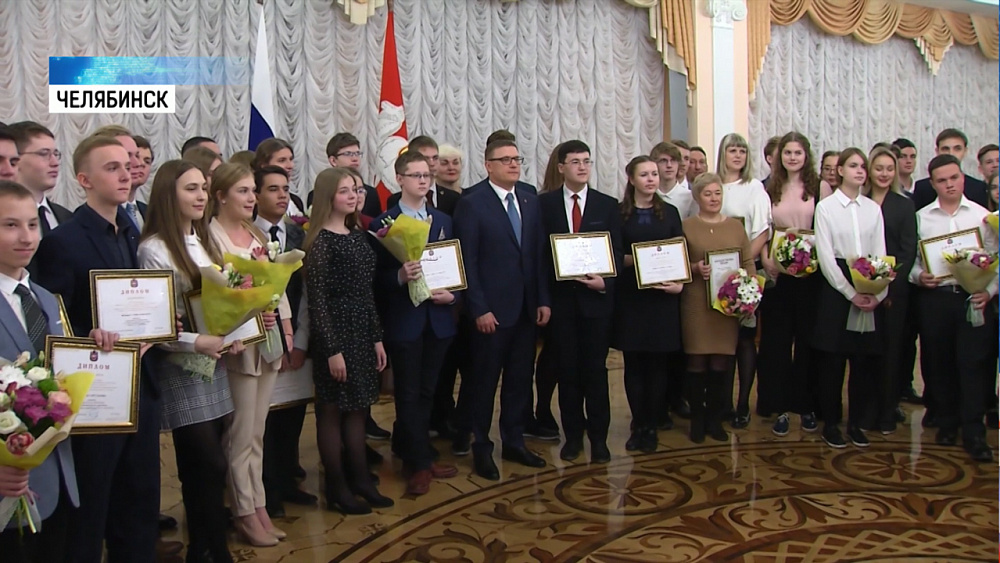 Победителей всероссийских олимпиад наградил губернатор